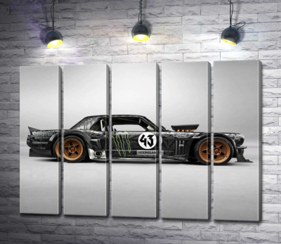 Модульная картина "Тюнингованный автомобиль Ford Mustang Hoonicorn автогонщика Кена Блока"