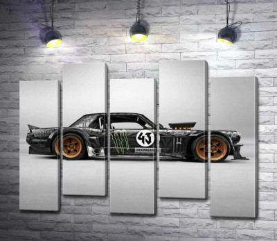 Модульная картина "Тюнингованный автомобиль Ford Mustang Hoonicorn автогонщика Кена Блока"