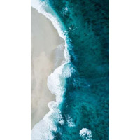 Бирюза океана встречается с пляжем на белом гребне волны