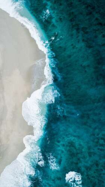 Бирюза океана встречается с пляжем на белом гребне волны