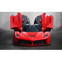 Червоний автомобіль лімітованої серії Ferrari LaFerrari