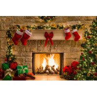 Праздничная елка у теплого камина с рождественскими носками и подарками