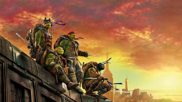 Черепашки-ниндзя (Teenage Mutant Ninja Turtles) смотрят на вечерний город с крыши поезда