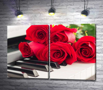 Ніжні пелюстки троянд торкаються мелодійних клавіш білого фортепіано