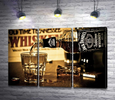 Модульна картина "Золотистий віскі "Jack Daniel's" ллється у склянку"
