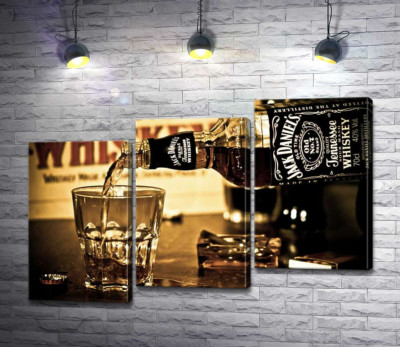 Модульна картина "Золотистий віскі "Jack Daniel's" ллється у склянку"