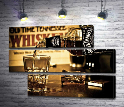 Золотистый виски "Jack Daniel's" льется в стакан