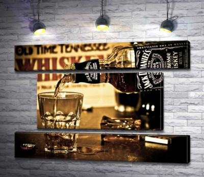 Золотистий віскі "Jack Daniel's" ллється у склянку