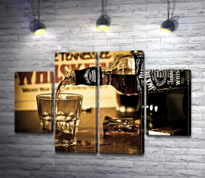 Золотистий віскі "Jack Daniel's" ллється у склянку