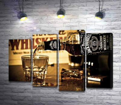 Модульная картина "Золотистый виски "Jack Daniel's" льется в стакан"