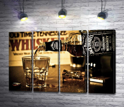 Модульная картина "Золотистый виски "Jack Daniel's" льется в стакан"