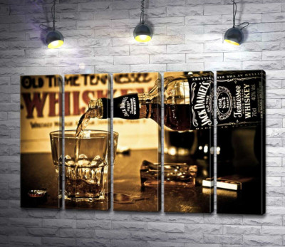 Модульная картина "Золотистый виски "Jack Daniel's" льется в стакан"