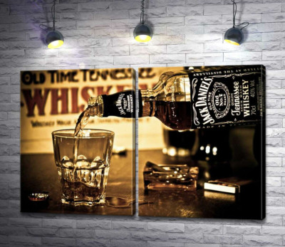 Золотистий віскі "Jack Daniel's" ллється у склянку