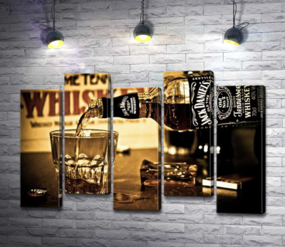 Модульна картина "Золотистий віскі "Jack Daniel's" ллється у склянку"