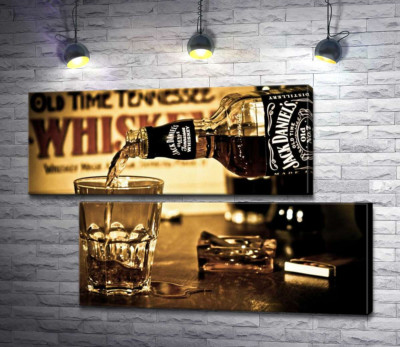 Модульная картина "Золотистый виски "Jack Daniel's" льется в стакан"