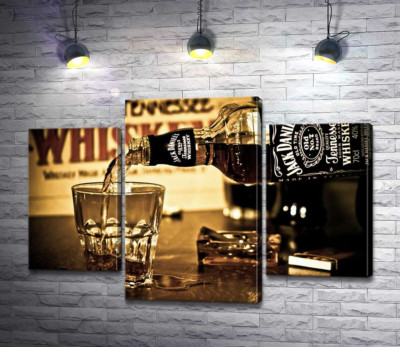 Модульная картина "Золотистый виски "Jack Daniel's" льется в стакан"