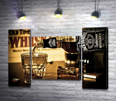 Золотистий віскі "Jack Daniel's" ллється у склянку