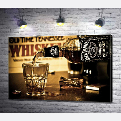 Золотистий віскі "Jack Daniel's" ллється у склянку