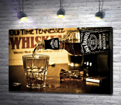 Золотистый виски "Jack Daniel's" льется в стакан