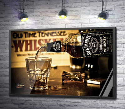 Постер "Золотистий віскі "Jack Daniel's" ллється у склянку"