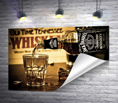 Золотистий віскі "Jack Daniel's" ллється у склянку