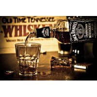 Золотистый виски "Jack Daniel's" льется в стакан