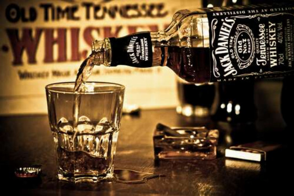 Золотистый виски "Jack Daniel's" льется в стакан