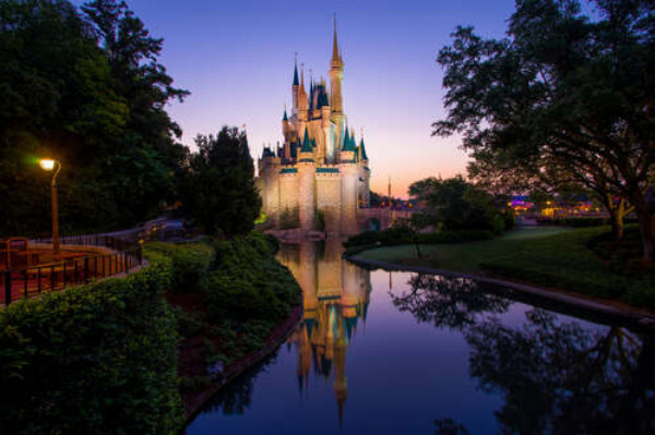 Чарівний вечір біля казкового замку Disney