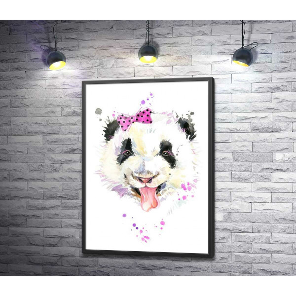 Панда с розовым бантиком показывает язык