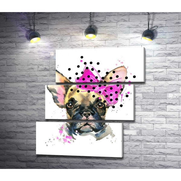 Мордочка собаки з рожевим бантиком на вусі