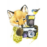 Синица села на фотоаппарат рыжей лисы