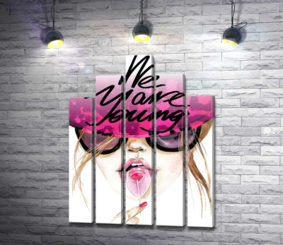 Модульная картина "Девушка с леденцом в розовой шляпе с надписью "we are young""