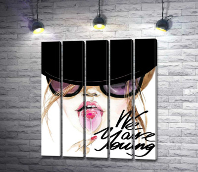 Модульна картина "Дівчина з льодяником у чорній шляпі з написом "we are young""