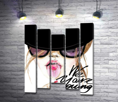 Модульна картина "Дівчина з льодяником у чорній шляпі з написом "we are young""