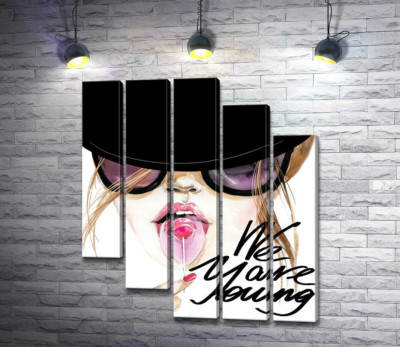 Модульная картина "Девушка с леденцом в черной шляпе с надписью "we are young""