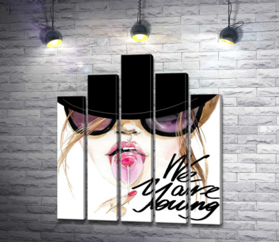 Модульная картина "Девушка с леденцом в черной шляпе с надписью "we are young""