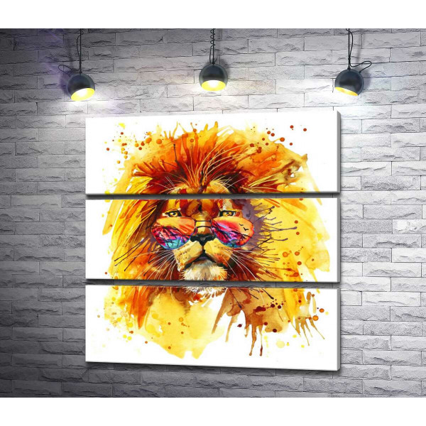 Помаранчева грива лева в окулярах горить у променях тропічного сонця