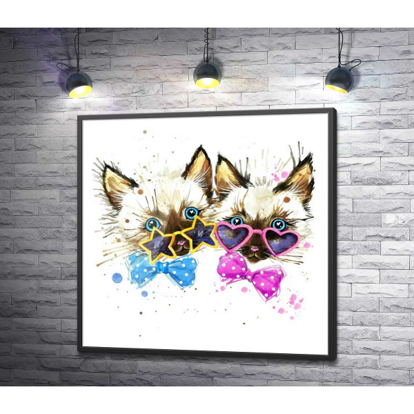 Сіамські кошенята в окулярах та з метеликами