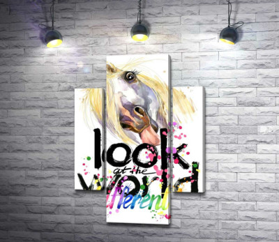 Модульна картина "Напис "look at the world differently" та білий кінь, що показує язик"