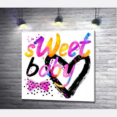 Напис "sweet baby" на фоні рожевого бантика та чорного серця