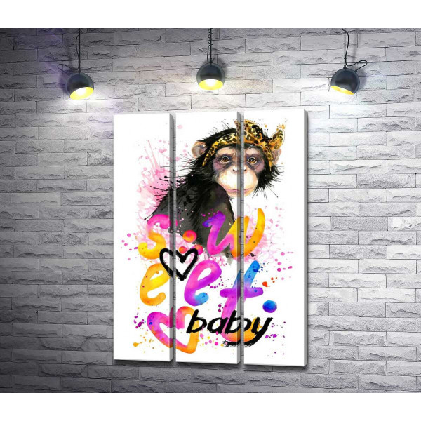 Модна мавпа сидить над написом "sweet baby"
