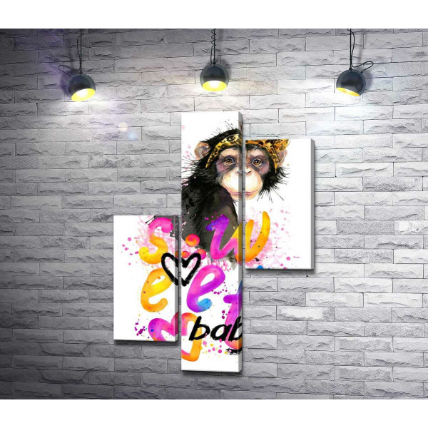 Модная обезьяна сидит над надписью "sweet baby"