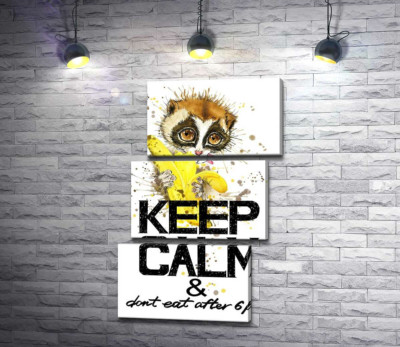 Маленький лемур ест банан над надписью "keep calm and don't eat after 6 p.m."