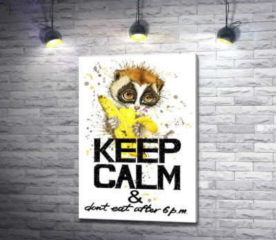 Маленький лемур ест банан над надписью "keep calm and don't eat after 6 p.m."