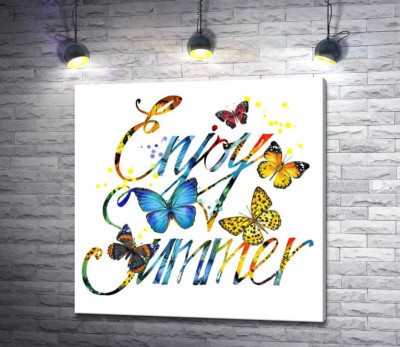 Яскраві метелики літають серед напису "enjoy summer"