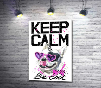 Веселый бульдог в розовых очках и бантике среди надписи "keep calm and be cool"