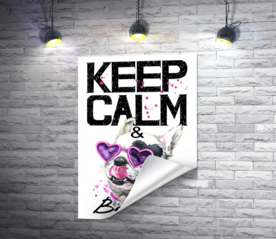 Веселый бульдог в розовых очках и бантике среди надписи "keep calm and be cool"