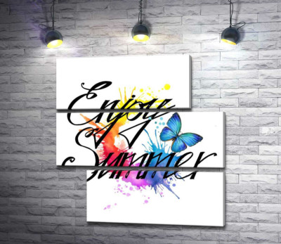 Голубая бабочка летает среди надписи "enjoy summer"