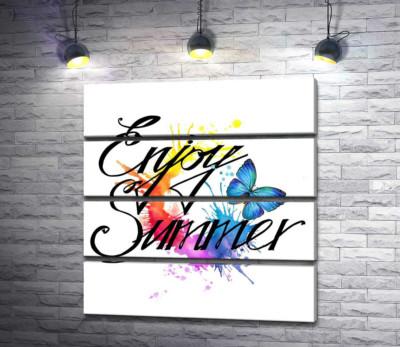 Блакитний метелик літає серед напису "enjoy summer"