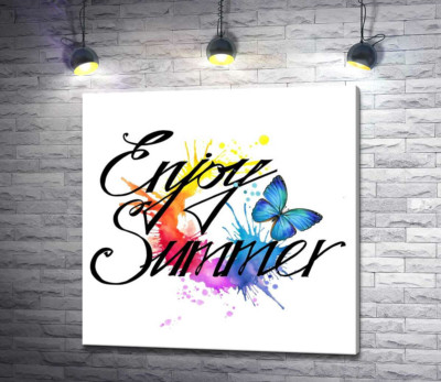 Блакитний метелик літає серед напису "enjoy summer"